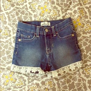 Toddler girl’s shorts.